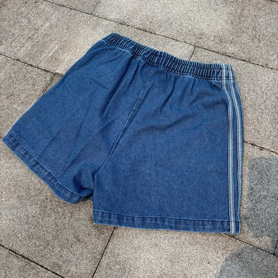 🈴 𝟮Color Collection 𝟬𝟱𝟰𝟳#Exclusive real shot/difference between various stolen pictures and online picture versions on the market [𝗔𝗱𝗶𝗱𝗮𝘀Adidas Song Yuqi Same Style Clover American Trendy Denim Shorts] ✅Full set of 1:1 customized accessories ➕Customized three-label ➕𝗬𝘂𝗮𝗻 version hang tag ➕𝗹𝗼𝗴𝗼 packaging bag🔥 ➕Scan the tag to enter the official website. ✅Top Original version, ins Xiaohongshu Dewu Kuaishou and many bloggers wear it. ✅Washed denim + three-stripe design, the clover logo is super recognizable✨. Loose fit, comfortable to wear and Breathable, suitable for summer commuting, leisure, and sports! With Versatile attributes, it can be worn casually and easily switch between street or vacation styles. It is a must-have item in your summer wardrobe! Color: Blue Black Size: xs-x L